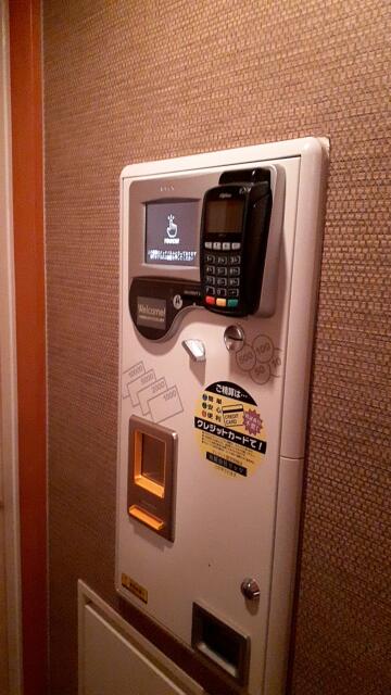 ホテルワンリッツ(戸田市/ラブホテル)の写真『611号室、自動精算機。非対面非接触で入退室可能』by 春風拳