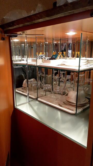 ホテルワンリッツ(戸田市/ラブホテル)の写真『611号室、茶器。ワイングラスがあるのはよい』by 春風拳
