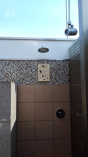 ホテルワンリッツ(戸田市/ラブホテル)の写真『611号室、テラスにあるオーバーヘッドシャワー』by 春風拳