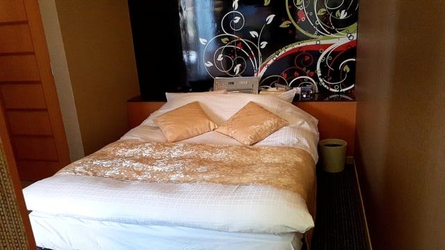ホテルワンリッツ(戸田市/ラブホテル)の写真『611号室ベッド』by 春風拳