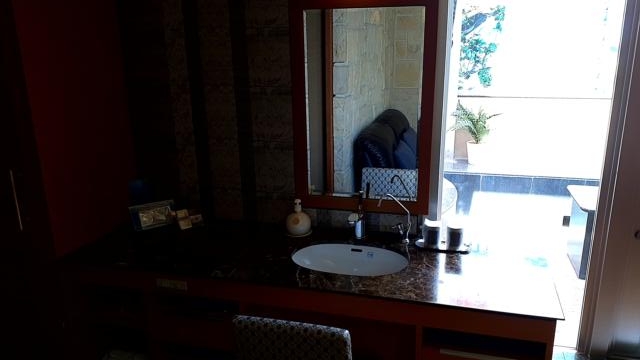 ホテルワンリッツ(戸田市/ラブホテル)の写真『611号室、洗面台。下の引き出しに歯ブラシやアメニティがある』by 春風拳