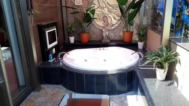 ホテルワンリッツ(戸田市/ラブホテル)の写真『611号室、露天風呂。十分な広さ。もちろんジェットあり』by 春風拳