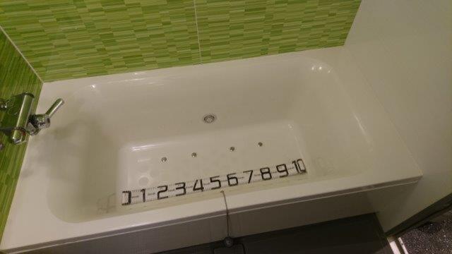 HOTEL ZERO(横浜市港北区/ラブホテル)の写真『402号室（浴槽幅100㎝（ペットボトル5本分）ジャグジー）』by 格付屋