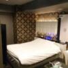 HOTEL ZERO(横浜市港北区/ラブホテル)の写真『402号室（入口から部屋奥方向）』by 格付屋