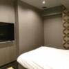 HOTEL ZERO(横浜市港北区/ラブホテル)の写真『402号室（入口横から部屋奥方向）』by 格付屋