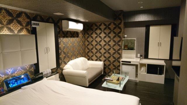 HOTEL ZERO(横浜市港北区/ラブホテル)の写真『402号室（部屋奥から入口横方向）』by 格付屋