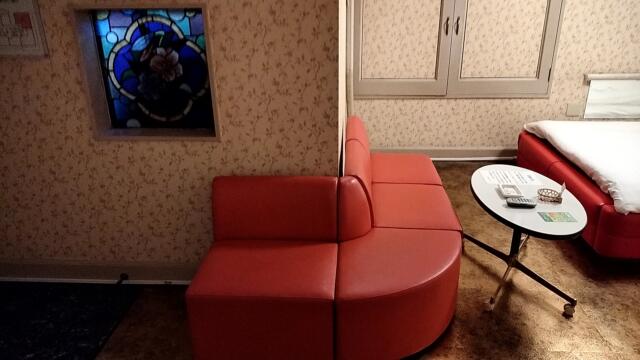 HOTEL STATION3(台東区/ラブホテル)の写真『ソファー、テーブル　408号室』by かーたー