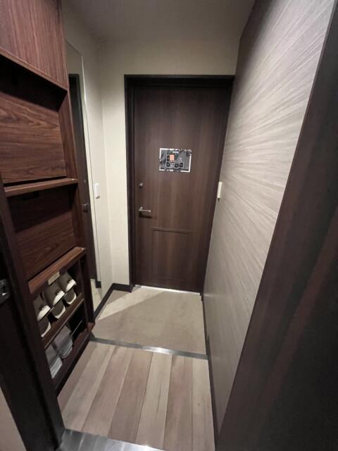 ホテル 艶(静岡市駿河区/ラブホテル)の写真『303号室　玄関(室内側から)』by ま〜も〜る〜