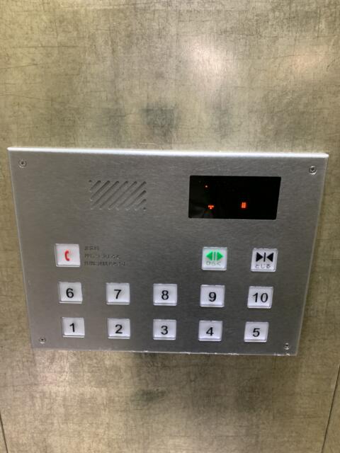 HOTEL OPERA (オペラ)(新宿区/ラブホテル)の写真『エレベーター、車椅子用のボタン』by ゆうじい