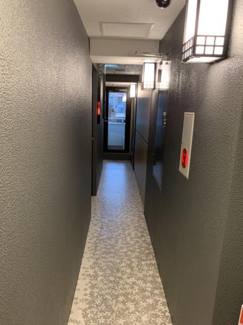HOTEL OPERA (オペラ)(新宿区/ラブホテル)の写真『4階のエレベーター降りてからの廊下。元はワンルームマンション』by ゆうじい