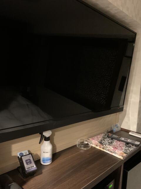 HOTEL OPERA (オペラ)(新宿区/ラブホテル)の写真『403号室、部屋の狭さに比して大きなテレビ』by ゆうじい