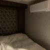HOTEL OPERA (オペラ)(新宿区/ラブホテル)の写真『４０３号室、ベッドルーム上のエアコン、電気のスイッチはどこだ？』by ゆうじい