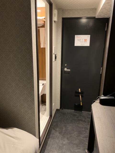 HOTEL OPERA (オペラ)(新宿区/ラブホテル)の写真『４０３号室、ベッドルームから入口です。狭さ想像してください。』by ゆうじい