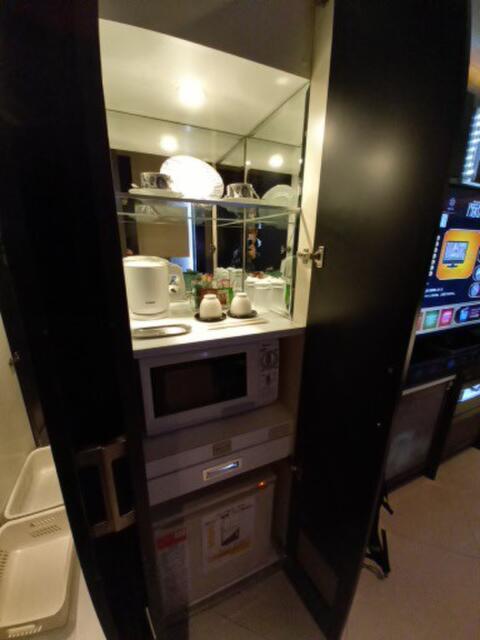 ホテル PASHA(パシャ)(新宿区/ラブホテル)の写真『608号室電子レンジや食器冷蔵庫など』by クロマグロ