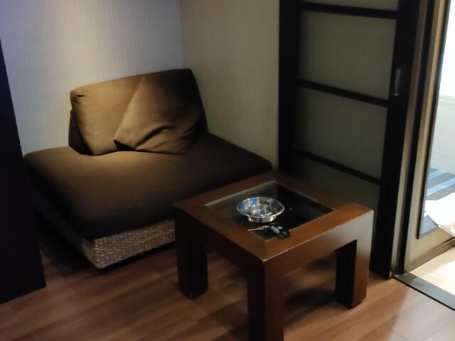 トキワ WEST（ニュートキワ）(豊島区/ラブホテル)の写真『203　テーブルとソファー』by ゆかるん