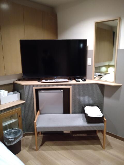 HOTEL 風々(ふふ)(新宿区/ラブホテル)の写真『201号室 テレビ、横に鏡、下に冷蔵庫、手前にイス、イスの上にタオル類』by なめろう