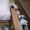 HOTEL 風々(ふふ)(新宿区/ラブホテル)の写真『201号室 ベッド頭上奥から手前に照明類のスイッチ、ティッシュとコンドーム、電話、歯ブラシ等の備品、フェイスタオルだけ何故かイスの上のタオル類とは別にここに。床にゴミ箱』by なめろう
