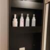 ホテル サンパチ(大阪市/ラブホテル)の写真『301号室。洗面台横の棚。化粧水等』by 航平