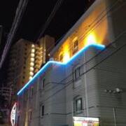 ホテル XYZ（エックスワイジー）(福岡市中央区/ラブホテル)の写真『夜の外観①』by Sparkle