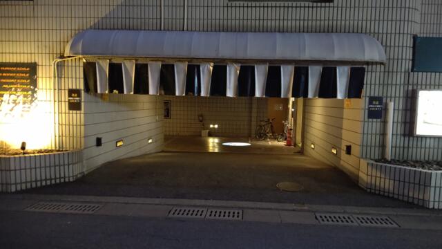 ホテル XYZ（エックスワイジー）(福岡市中央区/ラブホテル)の写真『夜の駐車場入口①』by Sparkle