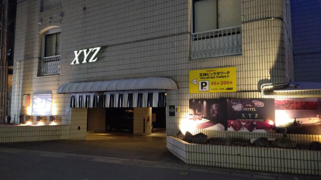 ホテル XYZ（エックスワイジー）(福岡市中央区/ラブホテル)の写真『夜の駐車場入口②』by Sparkle