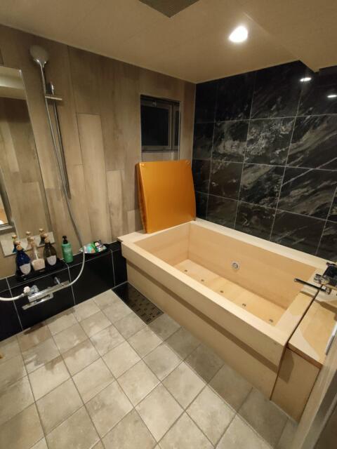 UNITED（ユナイテッド）(台東区/ラブホテル)の写真『702号室ヒノキ風の大きな浴槽』by オマール海老のビスク