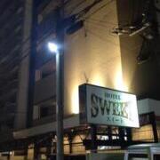 HOTEL SWEET（スィート）(福岡市中央区/ラブホテル)の写真『夜の外観①』by Sparkle