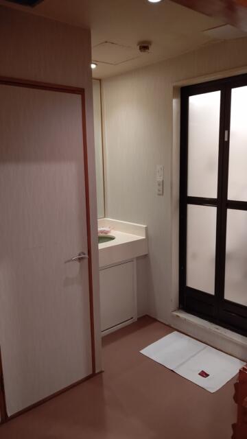 HOTEL Ose（オーゼ）(福岡市中央区/ラブホテル)の写真『212号室、レイアウト①  トイレ、浴室、洗面台』by Sparkle