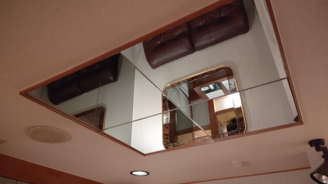 HOTEL Ose（オーゼ）(福岡市中央区/ラブホテル)の写真『212号室、リビング天井鏡』by Sparkle