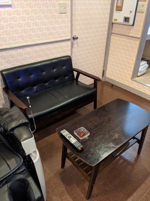 ホテル ラフォーレ(浜松市/ラブホテル)の写真『116号室（テーブル＆ソファ）』by マーシ