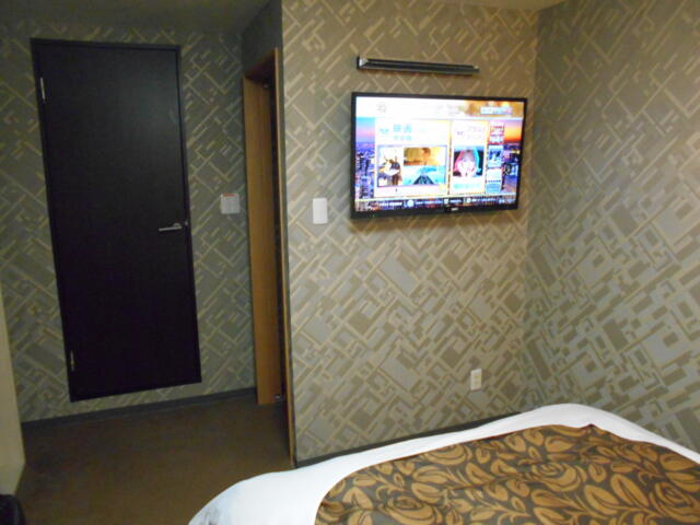 ニューポート(立川市/ラブホテル)の写真『101号室、部屋奥から入り口方向』by もんが～