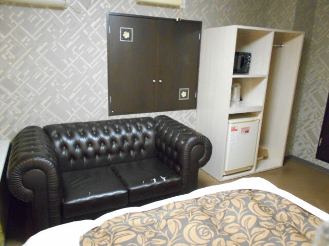 ニューポート(立川市/ラブホテル)の写真『101号室、ソファーなど』by もんが～