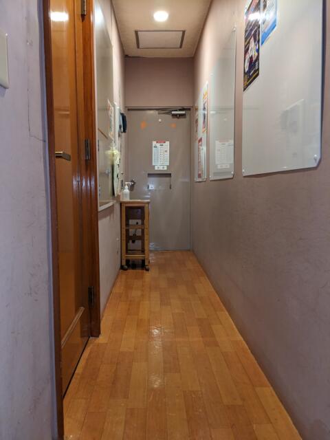 ホテル ア・パッション(浜松市/ラブホテル)の写真『２０号室（階段をあがったところ、左にドア、正面に精算機）』by マーシ