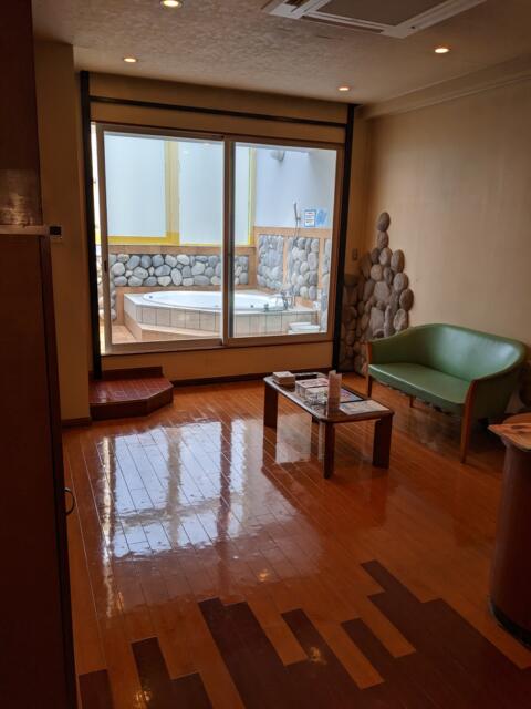 ホテル ア・パッション(浜松市/ラブホテル)の写真『２０号室（入り口ドアから撮影した左側、奥が露天風呂）』by マーシ