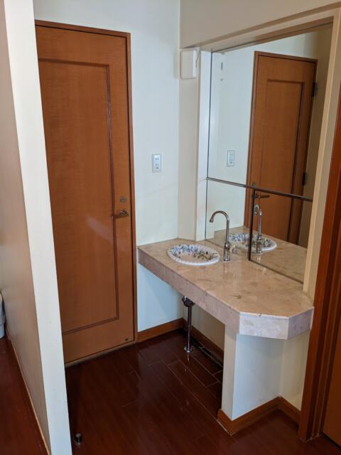 ホテル ア・パッション(浜松市/ラブホテル)の写真『２０号室（サブの洗面台、ドアをあけるとトイレ）』by マーシ