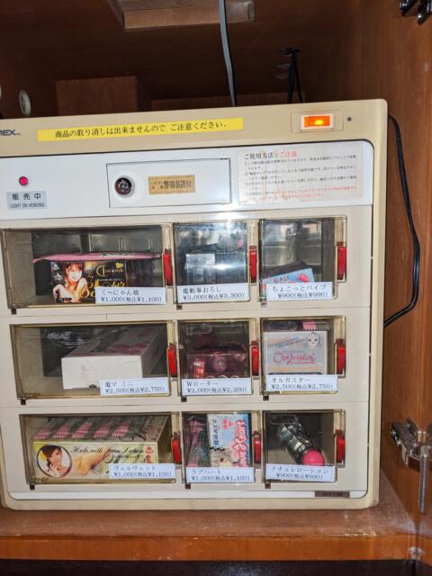 ホテル ア・パッション(浜松市/ラブホテル)の写真『２０号室（茶器棚下の扉を開けると、コンビニボックスにておもちゃの販売）』by マーシ