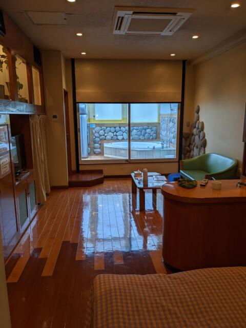 ホテル ア・パッション(浜松市/ラブホテル)の写真『２０号室（ベッド側から撮影、奥が露天風呂）』by マーシ