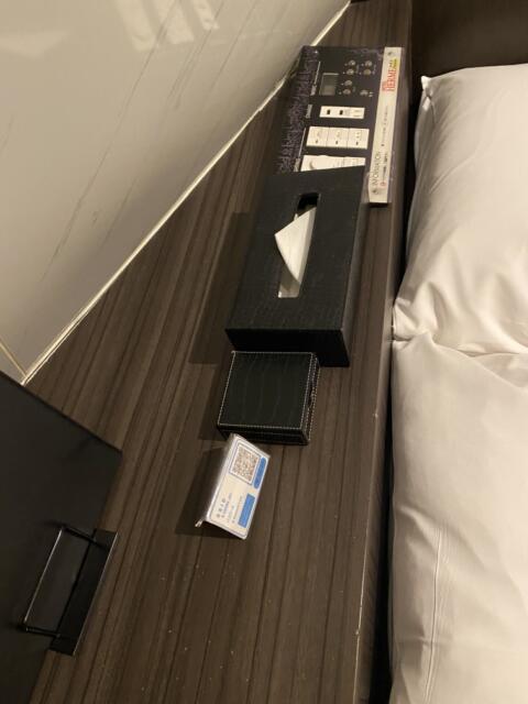 HOTEL HERME（エルメ）(渋谷区/ラブホテル)の写真『401号室(ベッド傍スイッチ、ティッシュ、ゴムなど)』by こねほ