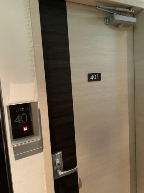 HOTEL HERME（エルメ）(渋谷区/ラブホテル)の写真『401号室(ドア)』by こねほ