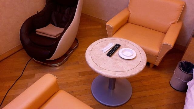 HOTEL IXION（イクシオン)(戸田市/ラブホテル)の写真『205号室、テーブルと椅子、マッサージチェア』by 春風拳