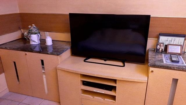 HOTEL IXION（イクシオン)(戸田市/ラブホテル)の写真『205号室、TVなど。ベッドから真正面。TVは50インチ』by 春風拳