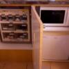 HOTEL IXION（イクシオン)(戸田市/ラブホテル)の写真『205号室、電子レンジと持込み用冷蔵庫。冷蔵庫は節電で電源が切られているので注意』by 春風拳