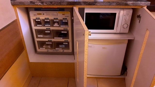 HOTEL IXION（イクシオン)(戸田市/ラブホテル)の写真『205号室、電子レンジと持込み用冷蔵庫。冷蔵庫は節電で電源が切られているので注意』by 春風拳
