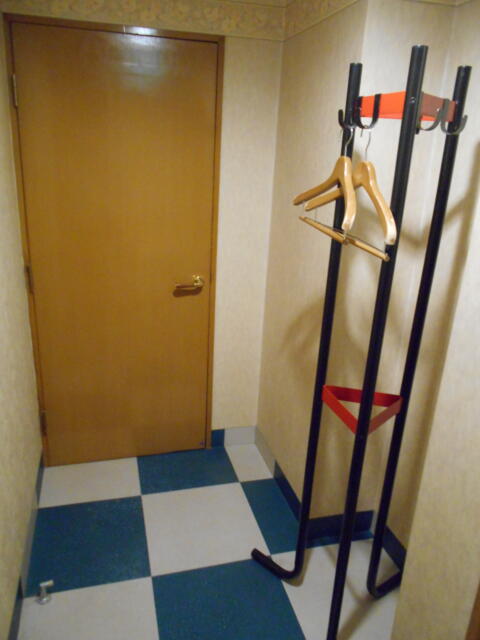 ホテル アーカス(立川市/ラブホテル)の写真『305号室、入り口ドアとハンガー』by もんが～
