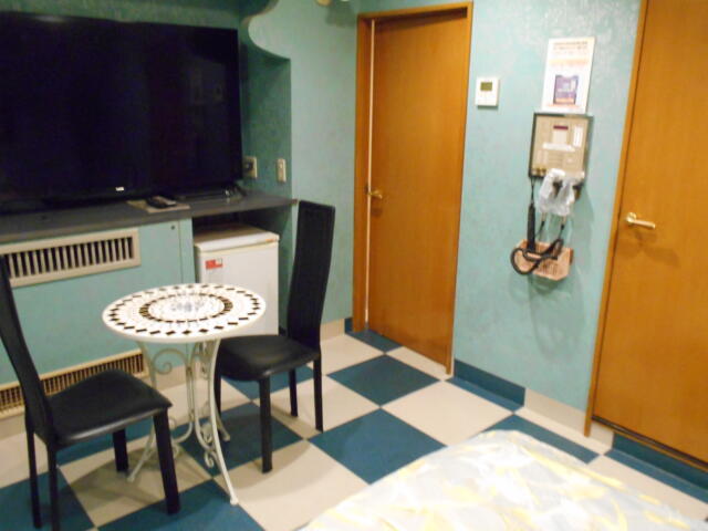 ホテル アーカス(立川市/ラブホテル)の写真『305号室、部屋奥から』by もんが～
