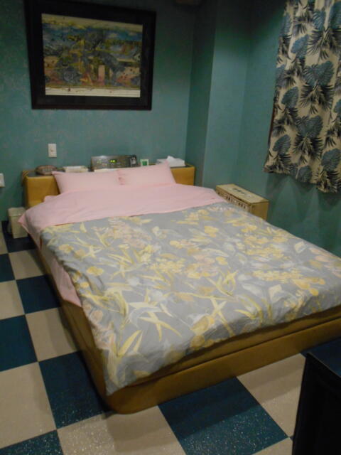 ホテル アーカス(立川市/ラブホテル)の写真『305号室、ベッド』by もんが～