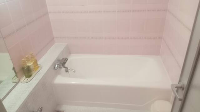 ドンキーズジャングル(千葉市中央区/ラブホテル)の写真『407号室　浴室　ギリ二人で浸かれるかな。水圧は問題なし。』by K61