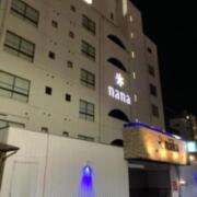 ホテルnana（ナナ）(松山市/ラブホテル)の写真『夜の外観』by まさおJリーグカレーよ