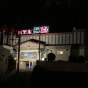ホテルラ・パール(松山市/ラブホテル)の写真『夜の外観』by まさおJリーグカレーよ