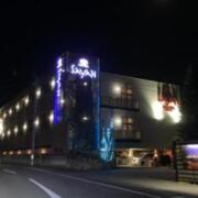 HOTEL SAYAN（サヤン）(松山市/ラブホテル)の写真『夜の外観』by まさおJリーグカレーよ